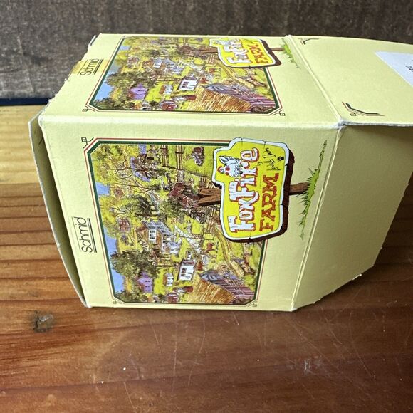 Lowell Davis "Women's Work" Figurine Chicken Hen Nesting in a Barrel - Picture 7 of 7